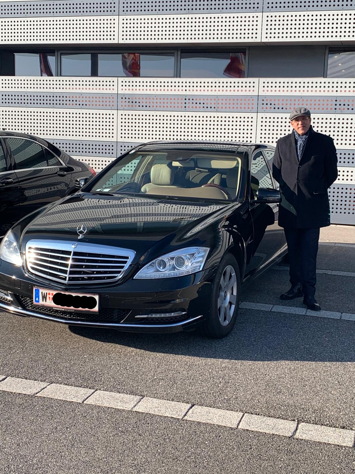 Dhafer AZIZI devant son vehicule de taxi premium