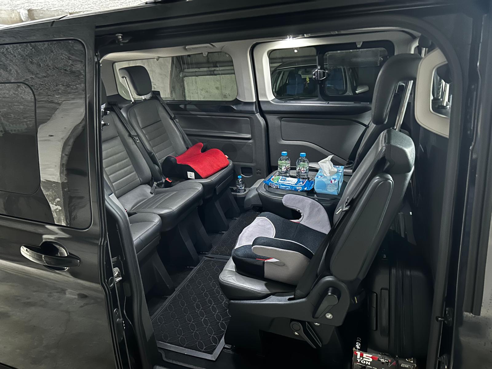 Interieur spacieux d'un van avec sieges confortables